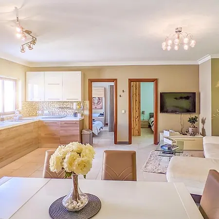 Holiday Hub Gozo - Rooftop Jacuzzi & Pool - 3 Bedrooms Lägenhet