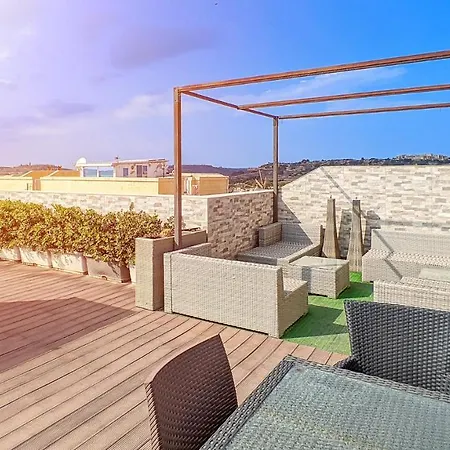 Holiday Hub Gozo - Rooftop Jacuzzi & Pool - 3 Bedrooms Lägenhet Xewkija