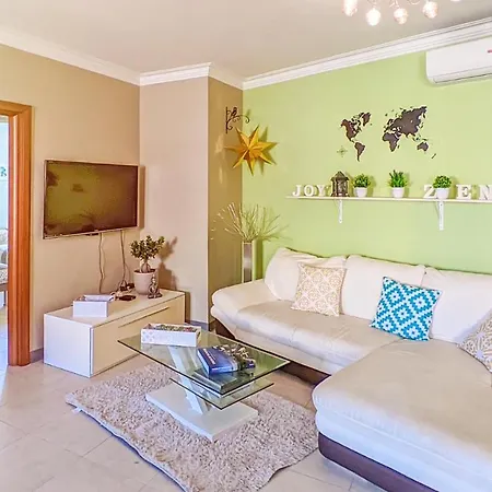 Holiday Hub Gozo - Rooftop Jacuzzi & Pool - 3 Bedrooms Lägenhet Xewkija