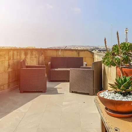 Holiday Hub Gozo - Rooftop Jacuzzi & Pool - 3 Bedrooms Lägenhet Xewkija