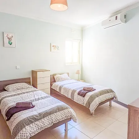 Holiday Hub Gozo - Rooftop Jacuzzi & Pool - 3 Bedrooms Lägenhet Xewkija
