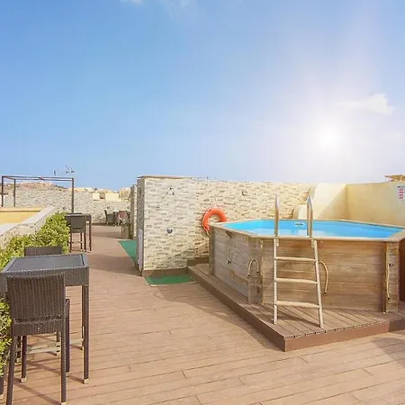 Holiday Hub Gozo - Rooftop Jacuzzi & Pool - 3 Bedrooms Lägenhet *